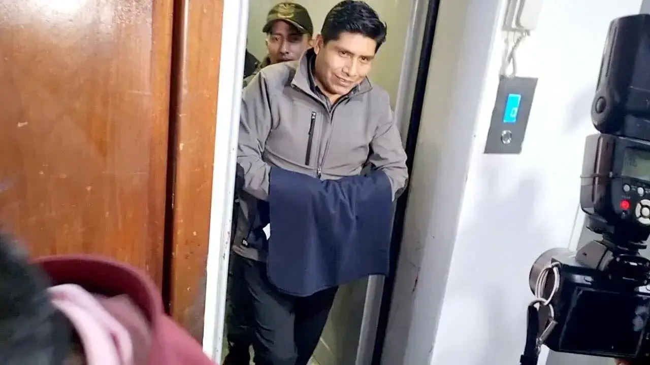 El exgerente de la Empresa de Apoyo a la Producción de Alimentos (Emapa), Franklin Flores tras salir de la Fiscalía.