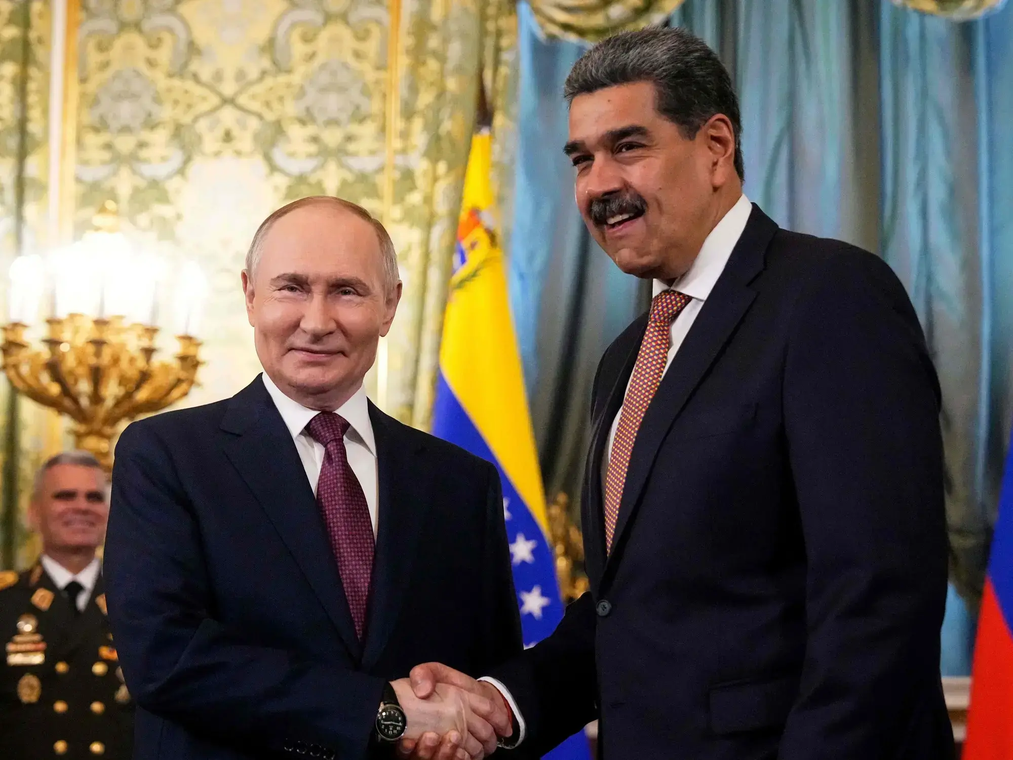 El presidente de Rusia, Vladimir Putin, con Nicolás Maduro durante un encuentro en Moscú en mayo de 2025.