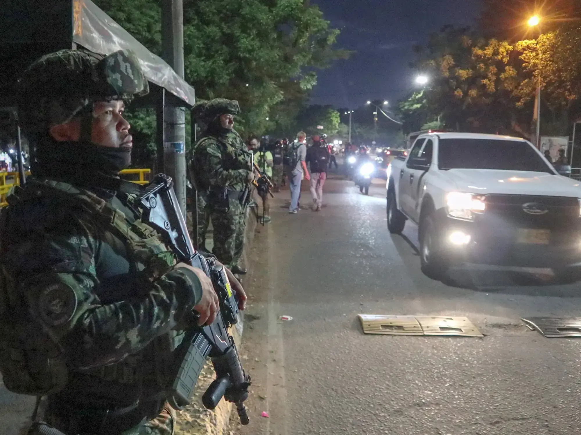 Soldados colombianos durante un patrullaje cerca del puente internacional Francisco de Paula Santander en Cúcuta.