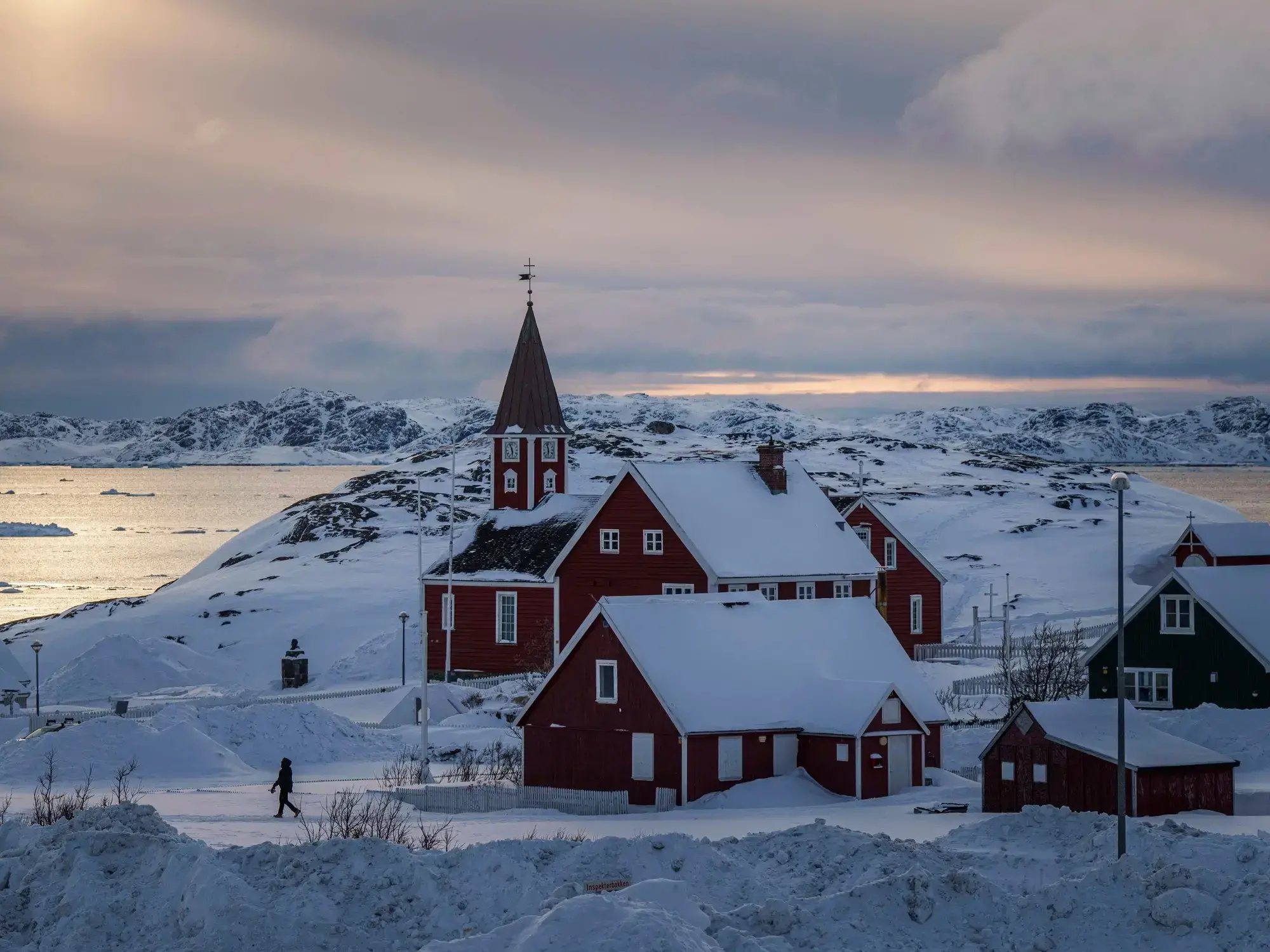 Casas cubiertas de nieve en las costas de Groenlandia.