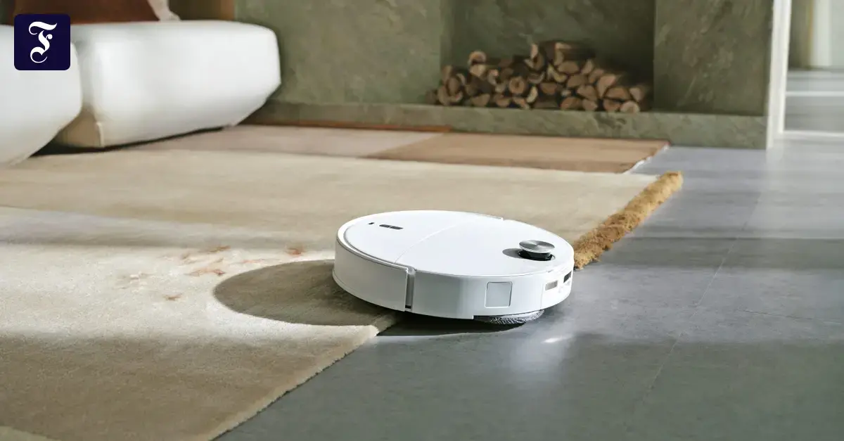 El robot Qrevo Curv 2 Pro de Roborock superando un obstáculo.