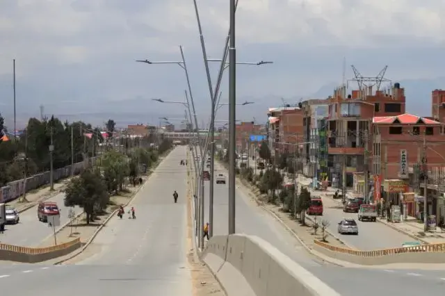 La circulación vehicular está restringida en varias zonas de la ciudad de El Alto.