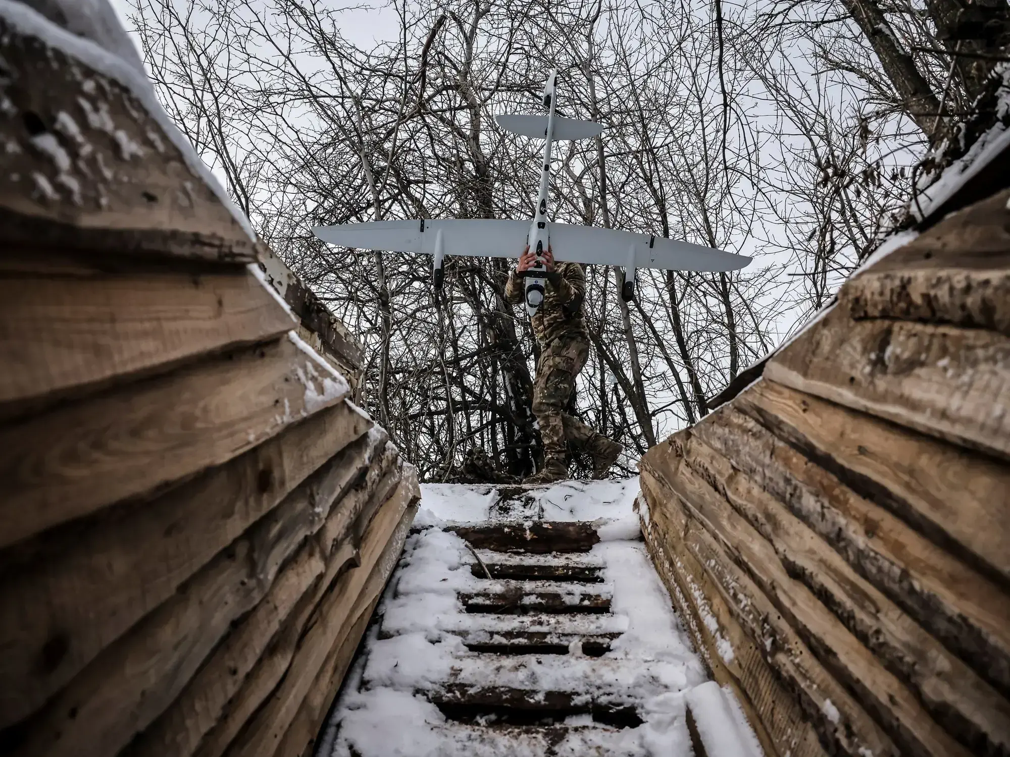 Un soldado ucraniano prepara un drone en la región de Donetsk.