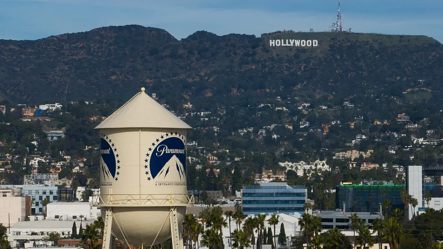 Torre de agua de Paramount Pictures en Los Ángeles, con el cartel de Hollywood al fondo.
