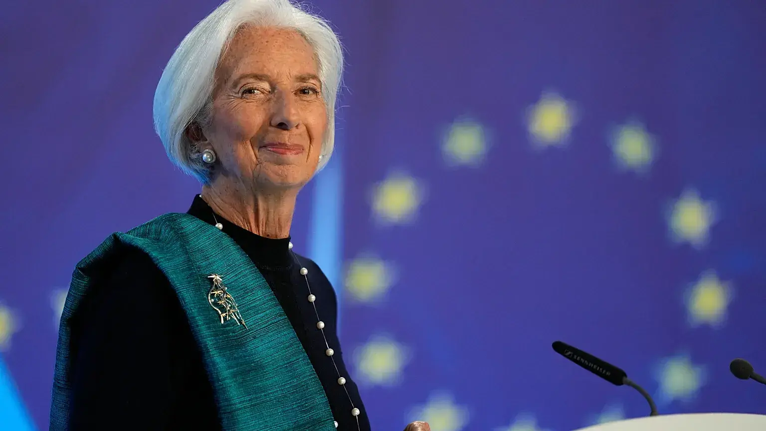 La presidenta del BCE, Christine Lagarde, sonríe en rueda de prensa tras la reunión del Consejo de Gobierno en Fráncfort, Ale