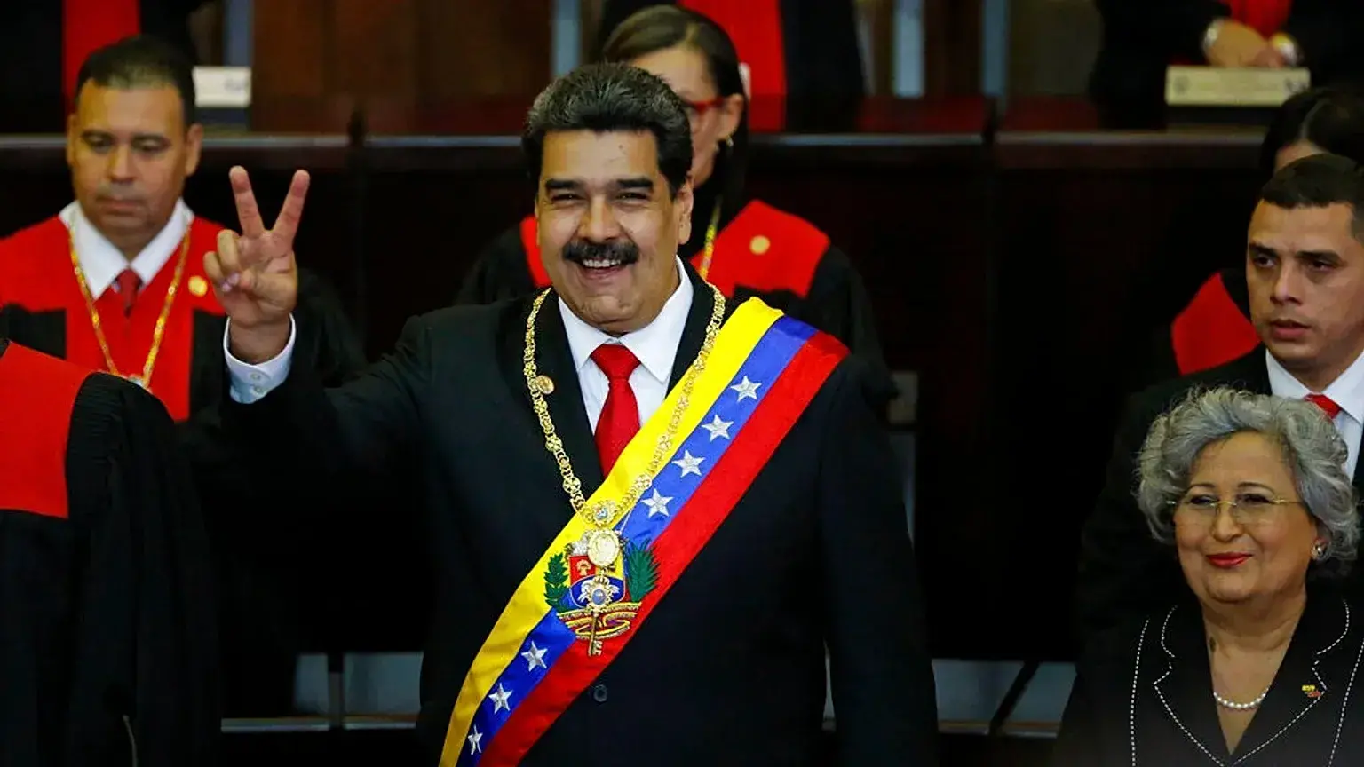El presidente de Venezuela, Nicolás Maduro, hace la V de la victoria durante su toma de posesión en enero de 2019.