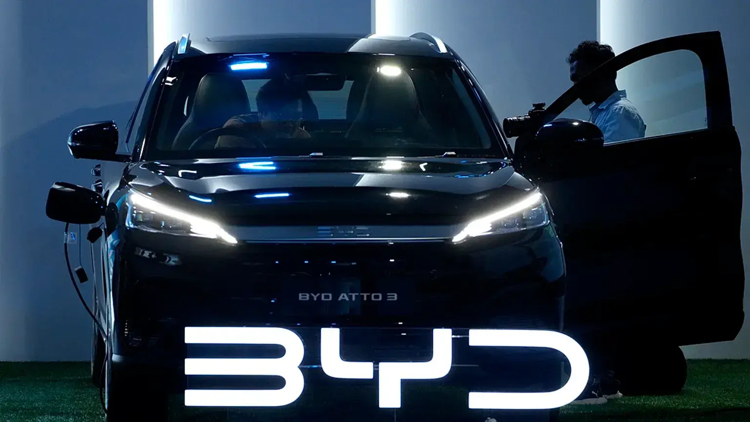 Periodistas inspeccionan un BYD Atto 3 durante su presentación en Yakarta, Indonesia.