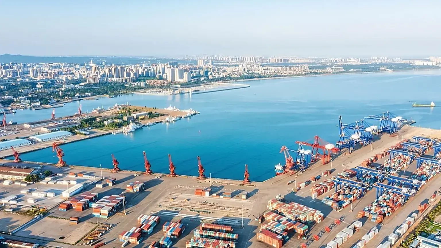 Fotografía aérea con dron del puerto de Haikou, en la provincia china de Hainan.