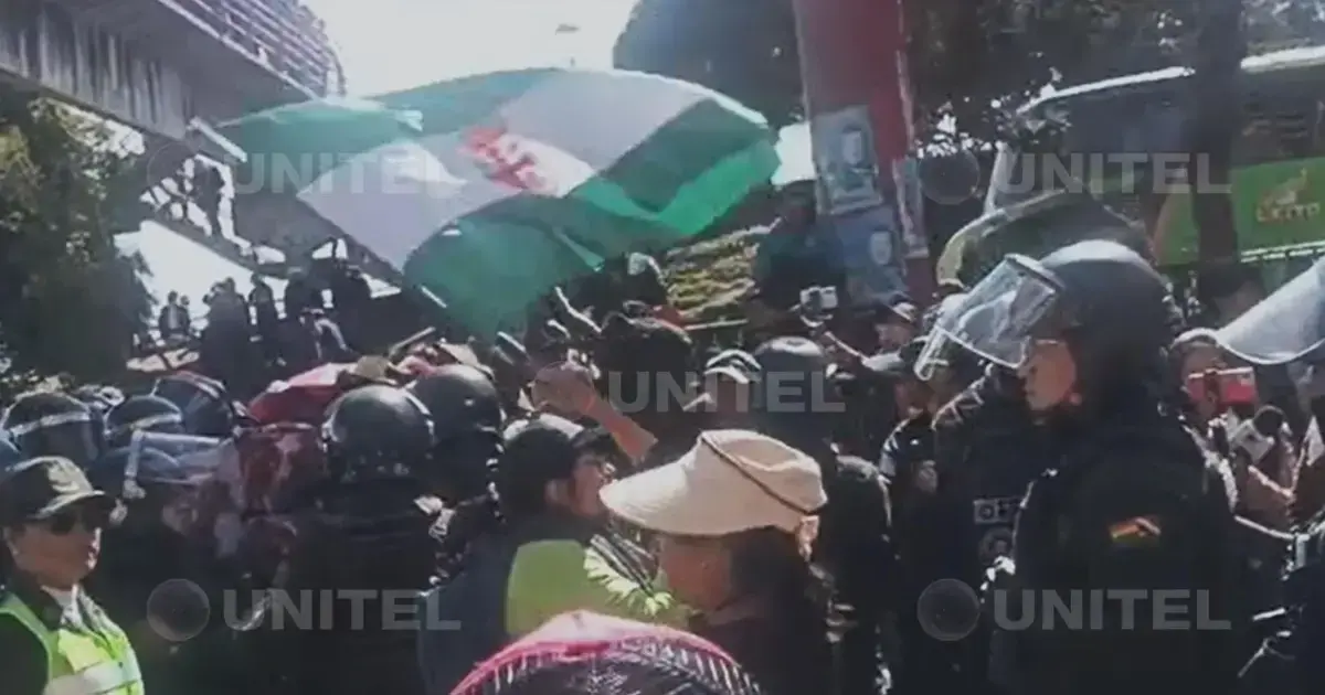 La protesta de los maestros en la Ceja de El Alto vigilada por la Policía.
