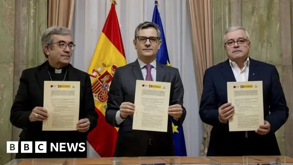 Firma del acuerdo entre la Iglesia y el gobierno español sobre compensaciones por abusos.