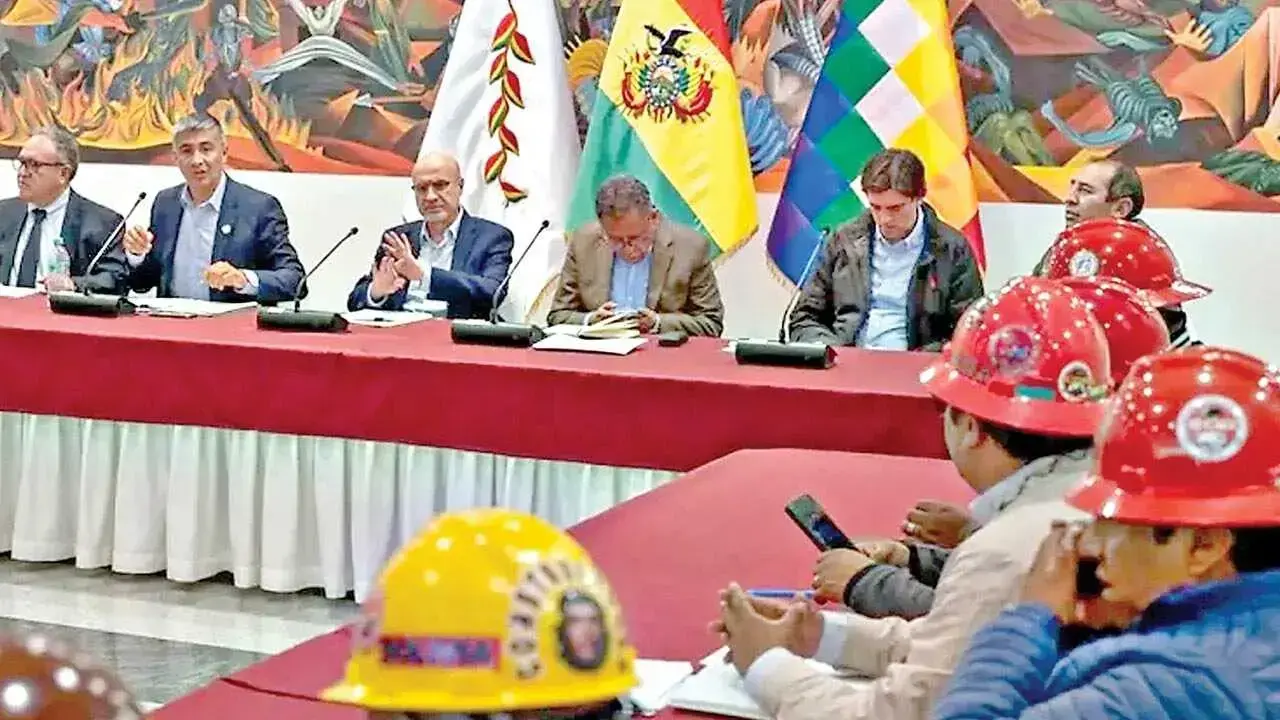 Autoridades del Gobierno y dirigentes de la COB durante la reunión de este miércoles.
