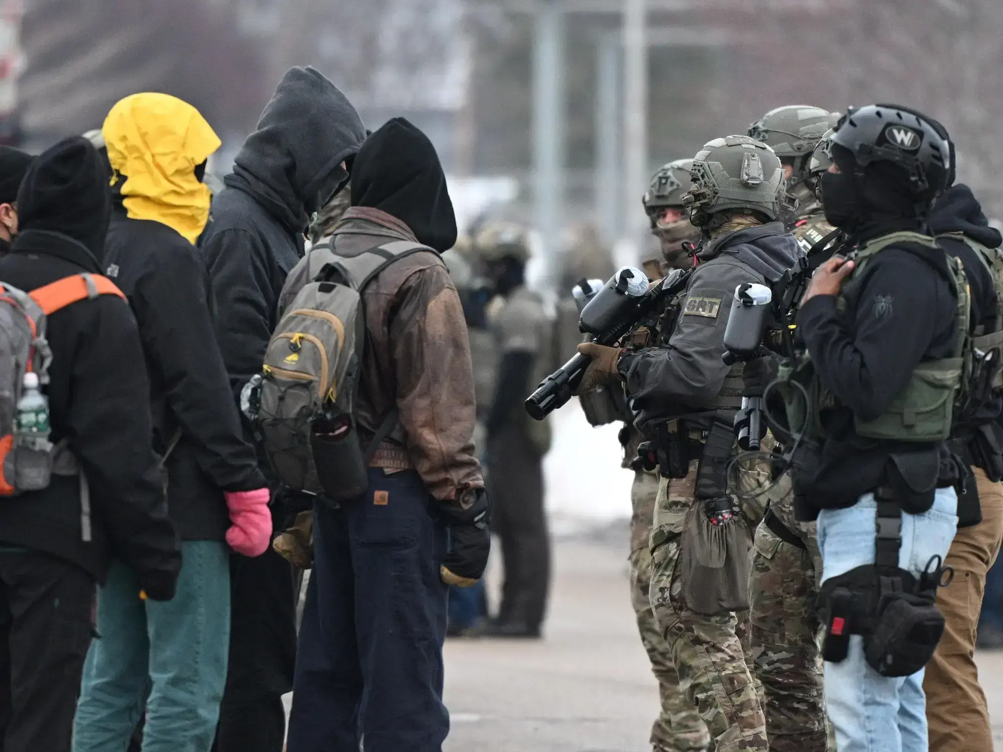 Policías armados durante las marchas en Minneapolis en repudio a la muerte.