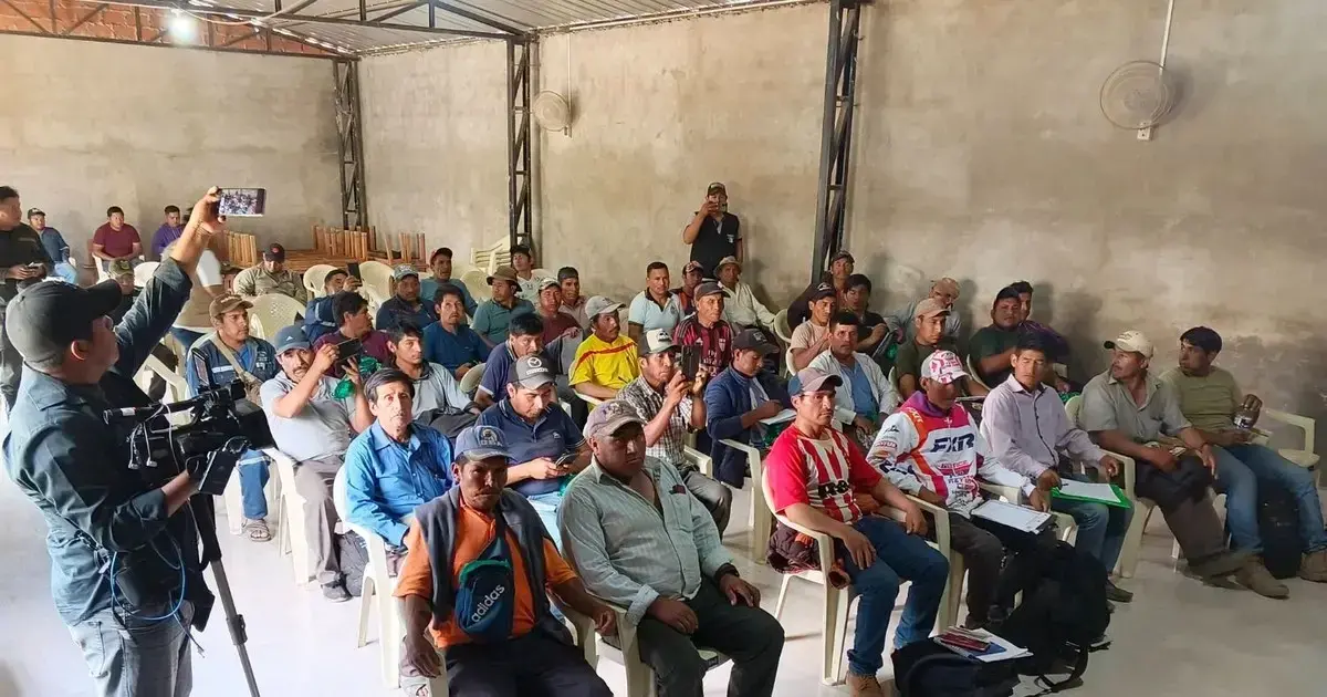 Mesa de diálogo en la comunidad de Chilon (Saipina) entre la ANH, Senasag y un representante del Gobierno con los comunarios.