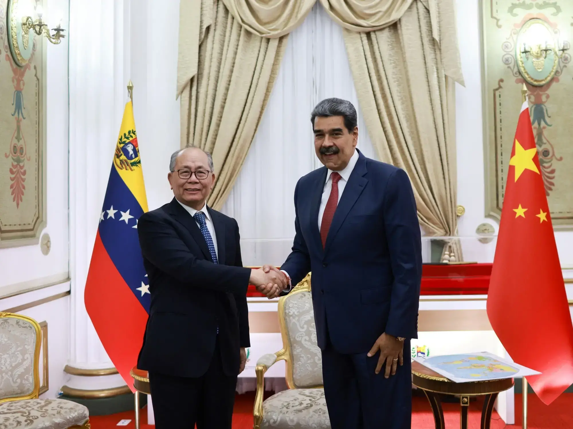 Nicolás Maduro con el enviado especial chino Qiu Xiaoqi en Caracas.