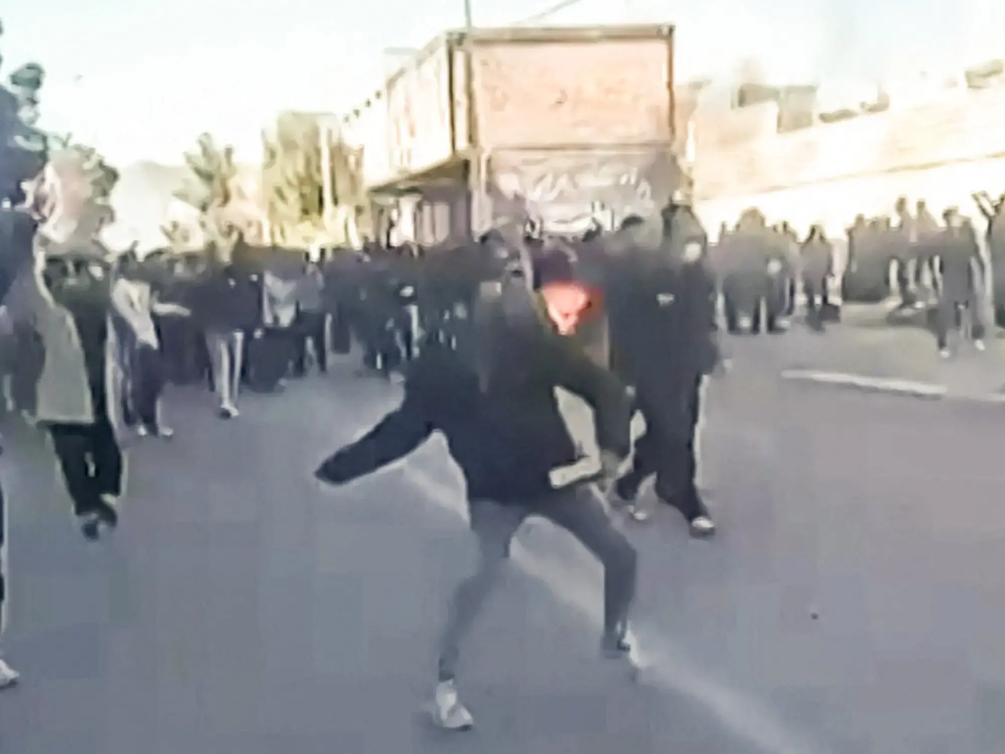 Manifestantes arrojan piedras contra un edificio gubernamental en Fasa, Irán.