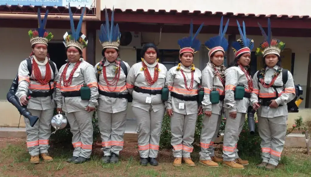Mujeres Bakairi se preparan para una operación de combate de incendios en el Territorio Indígena Santana.