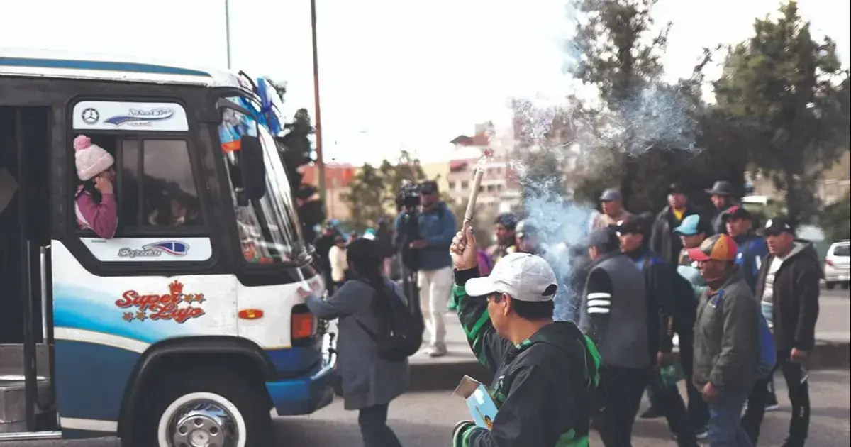 Mineros desarrollaron el bloqueo de las ‘mil esquinas’ en la periferia de La Paz.