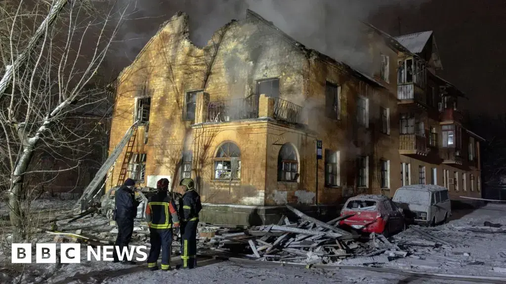 Explosiones iluminan el cielo nocturno durante un ataque aéreo.