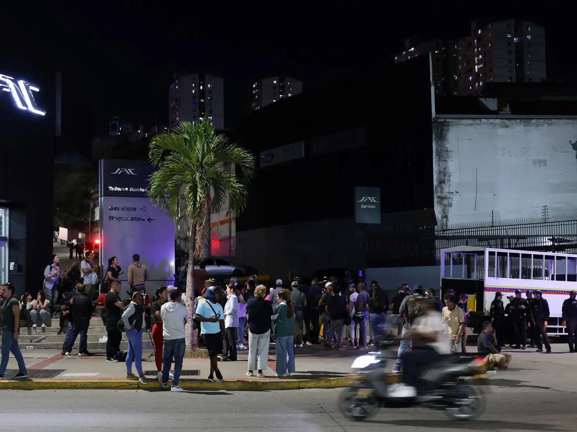 Familiares de presos políticos esperan noticias frente al centro de detención El Helicoide en Caracas.