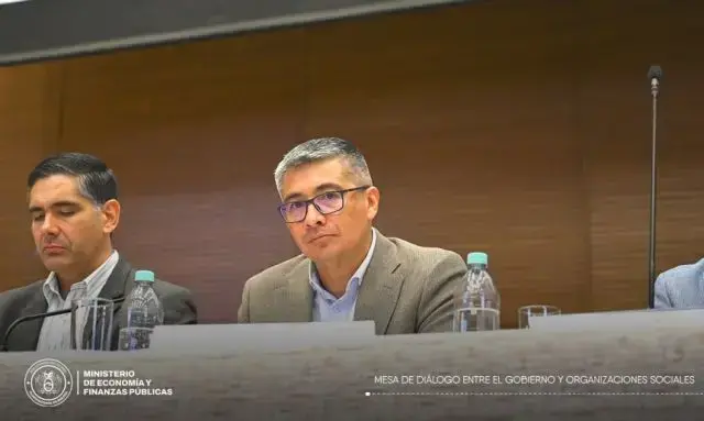 El ministro Espinoza durante mesas de trabajo con organizaciones sociales.