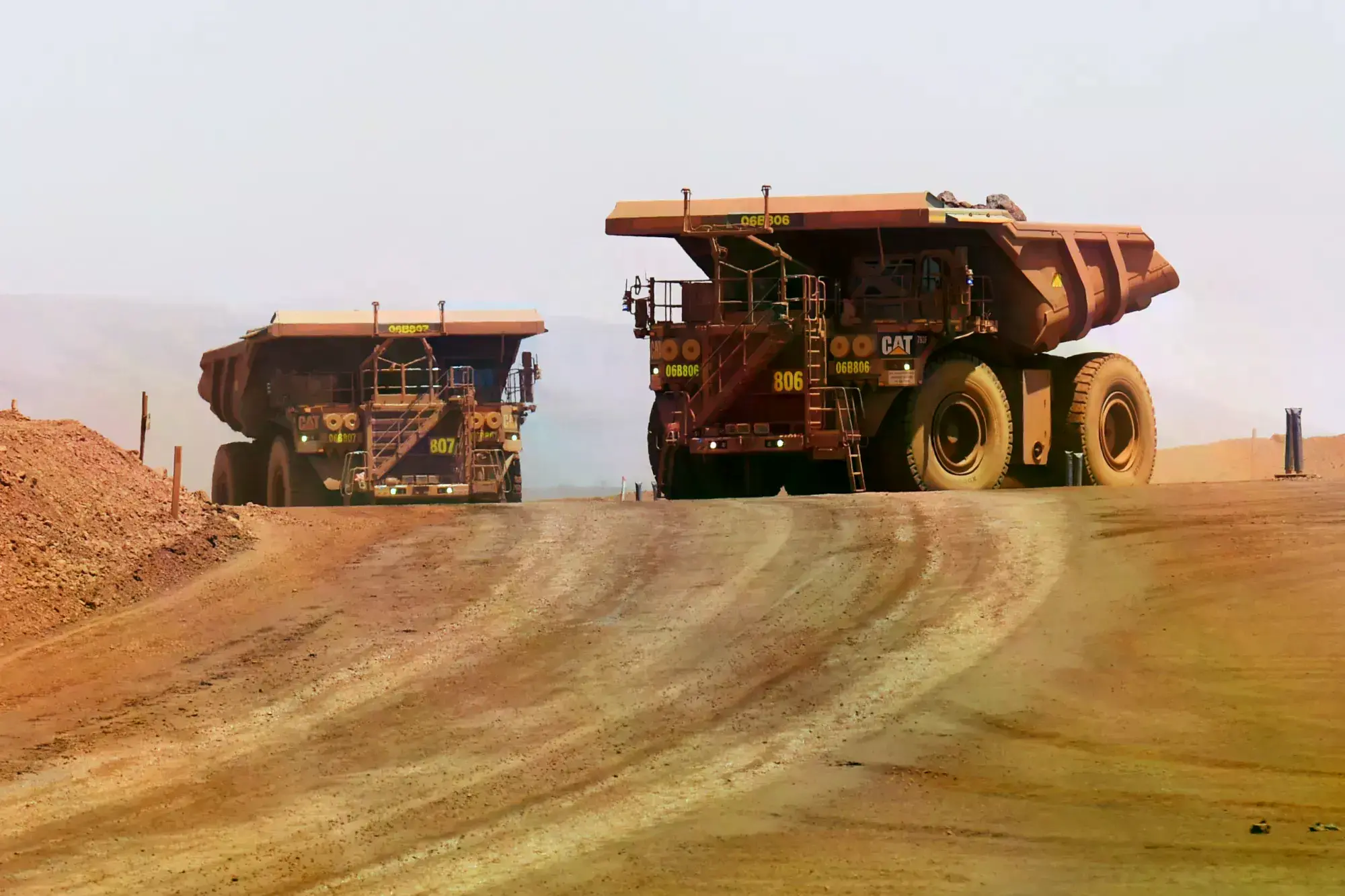 Logotipos de las empresas mineras Rio Tinto y Glencore.