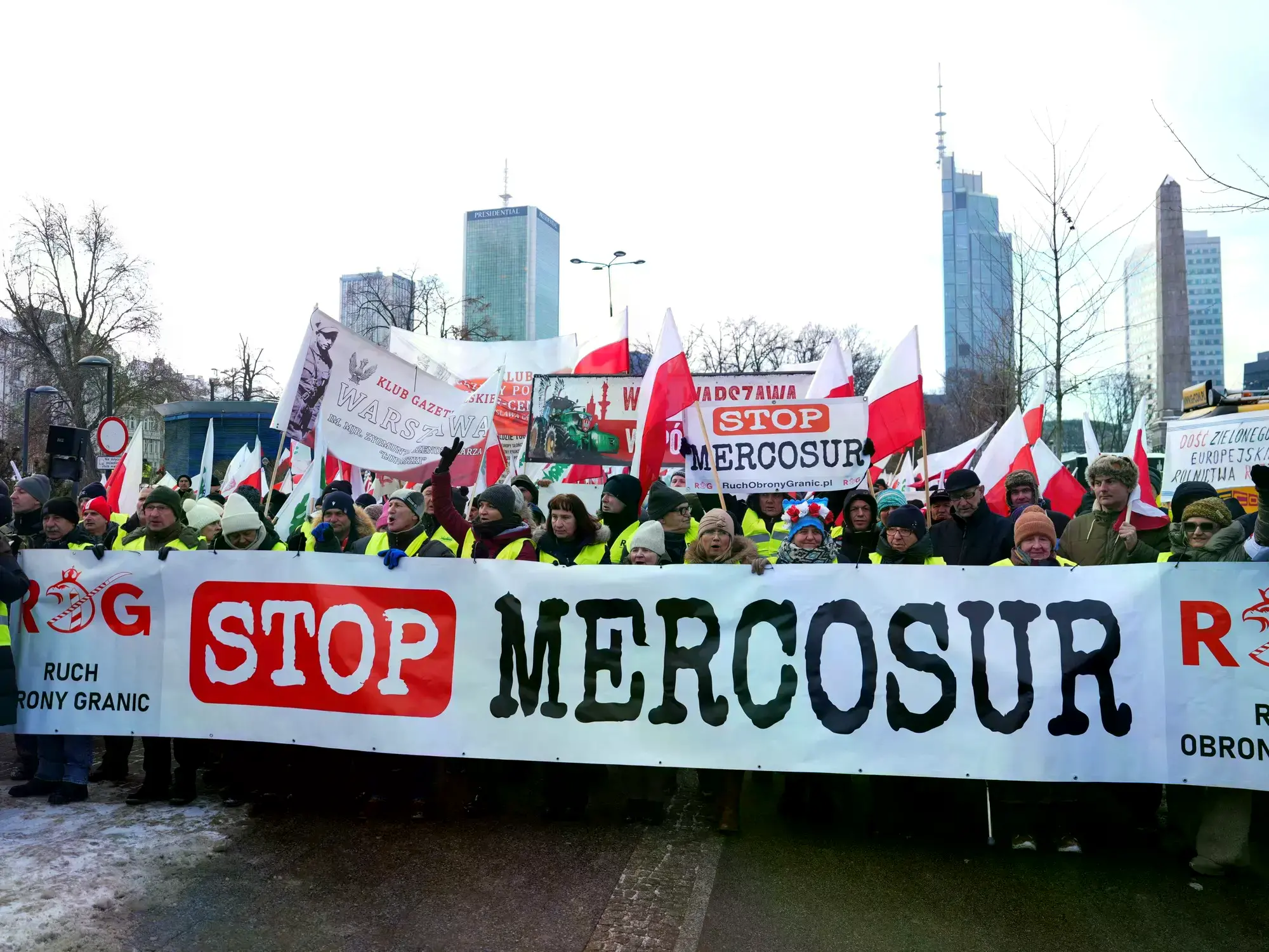 Manifestantes protestan contra el acuerdo en Polonia.