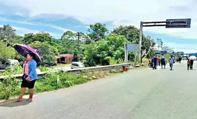 Una de las rutas cerradas por los cocaleros en el puente Ichilo.