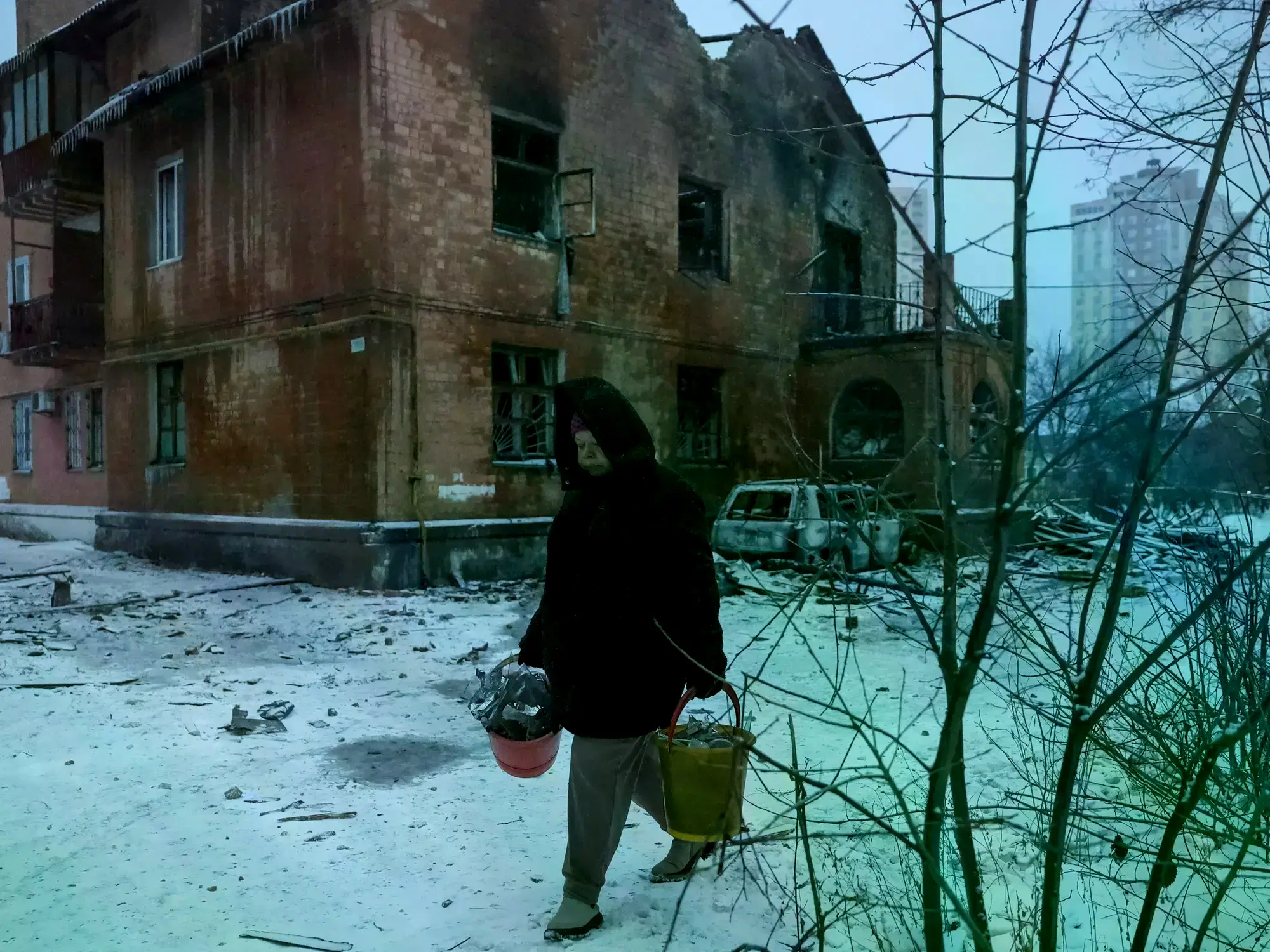Los restos de un dron ruso sobre la nieve en Kiev.