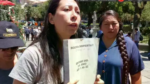 Activistas medioambientalistas durante las deliberaciones.