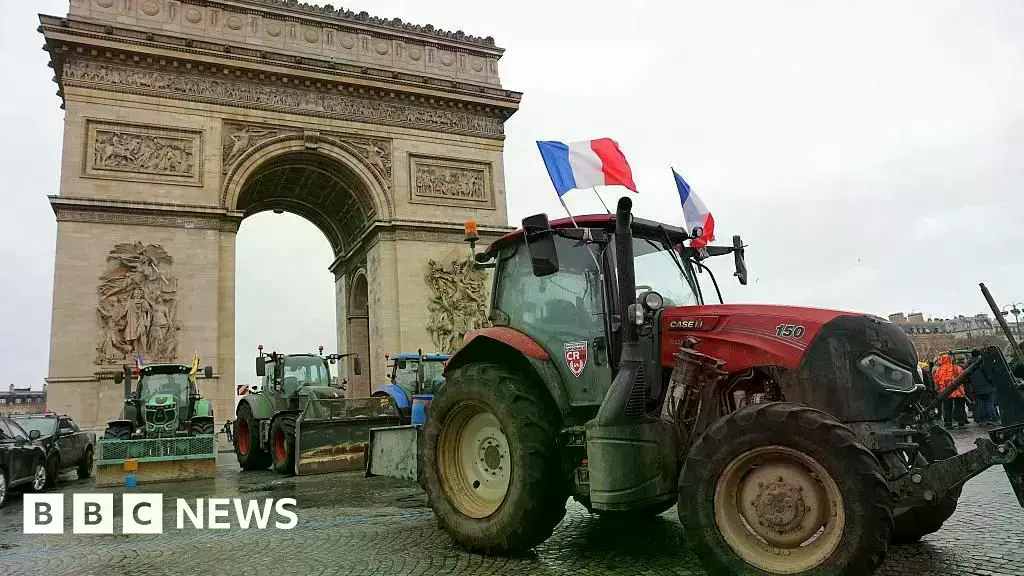 Agricultores se manifiestan contra el acuerdo en el Arco de Triunfo de París.