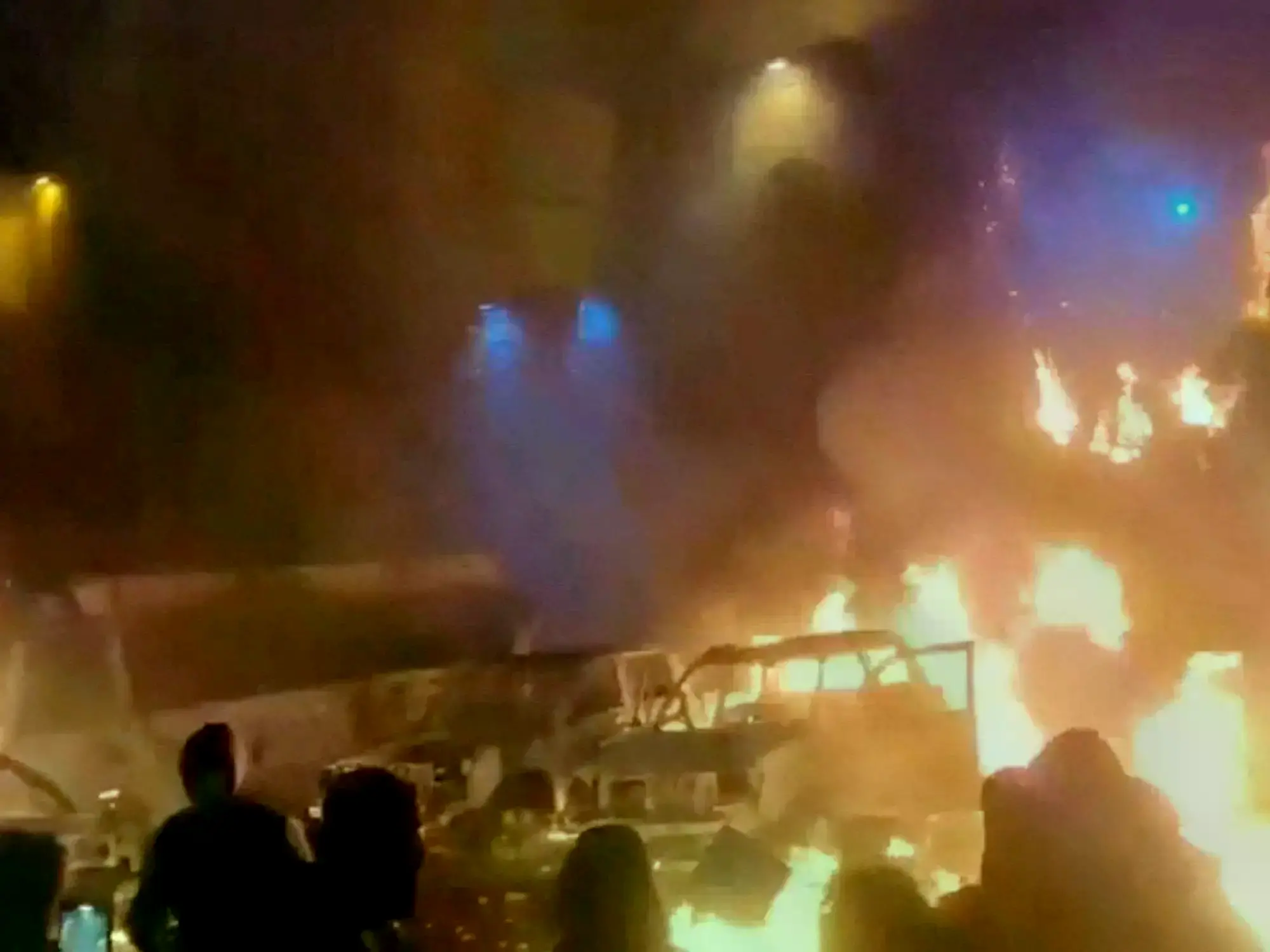 Autos en llamas en Teherán durante las masivas protestas contra el régimen islámico.