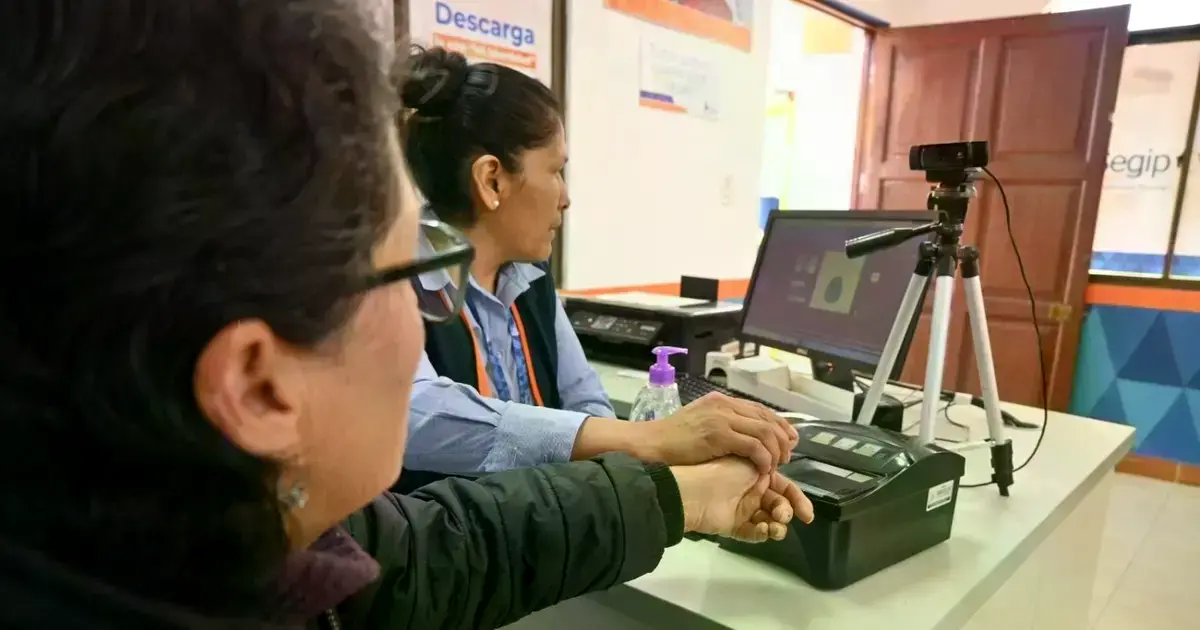 Una mujer muestra su cédula de identidad emitido por el Segip