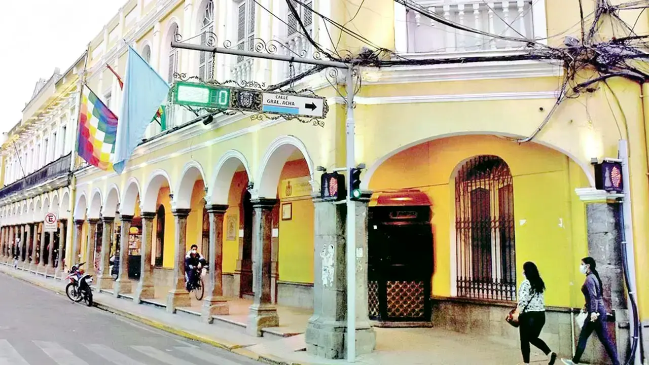 La fachada de la Alcaldía, en la acera oeste de la plaza 14 de Septiembre.