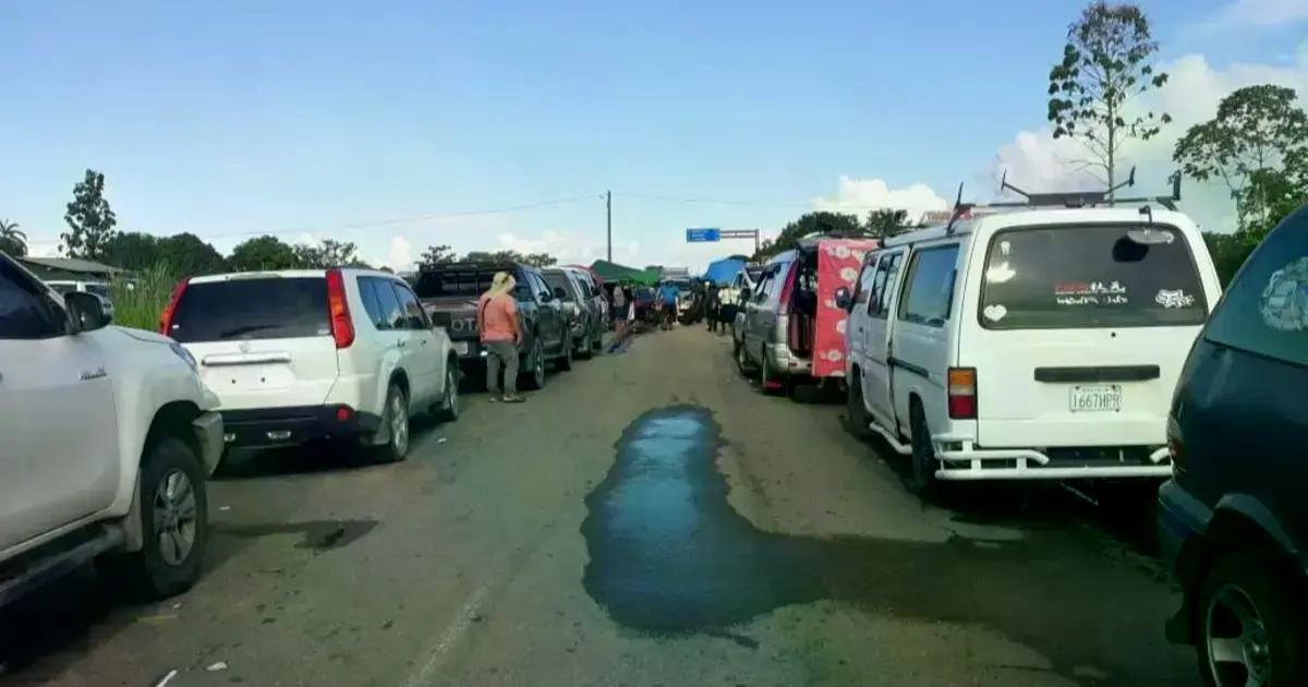 Autos varados en el puente Ichilo esperan una resolución del problema.