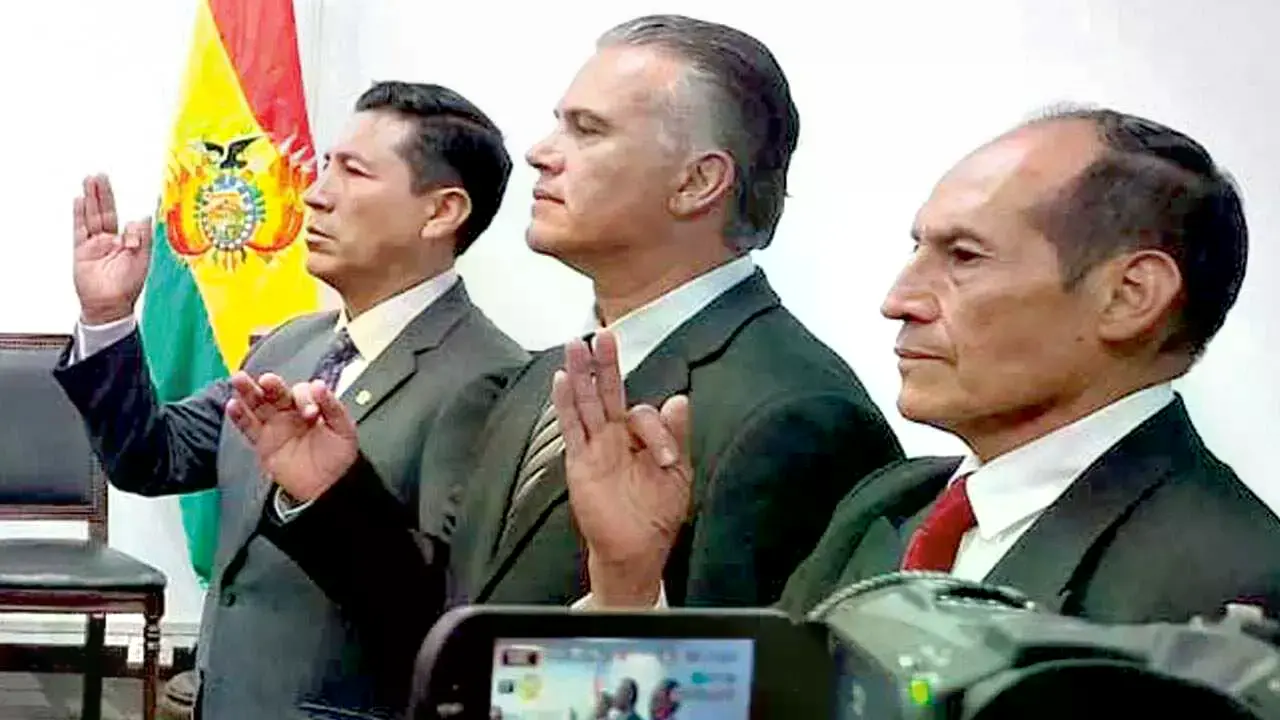 Ernesto Justiniano (c) vuelve al cargo de 'zar antidrogas' luego de 22 años.