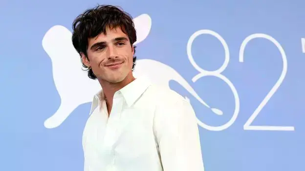 Jacob Elordi como el monstruo en la adaptación de 'Frankenstein' de Guillermo del Toro.