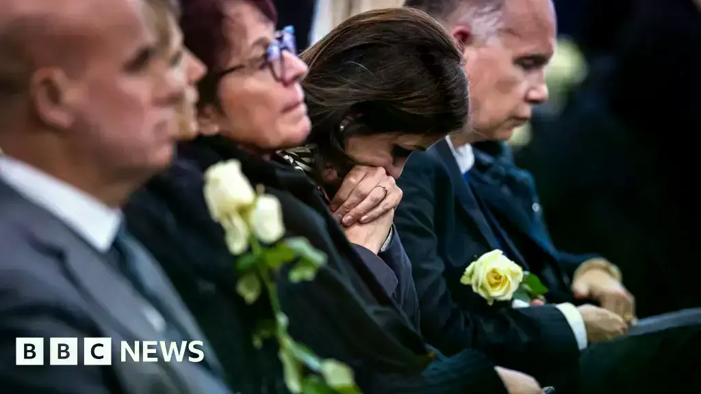 Familiares y supervivientes durante la ceremonia conmemorativa en Martigny, Suiza.