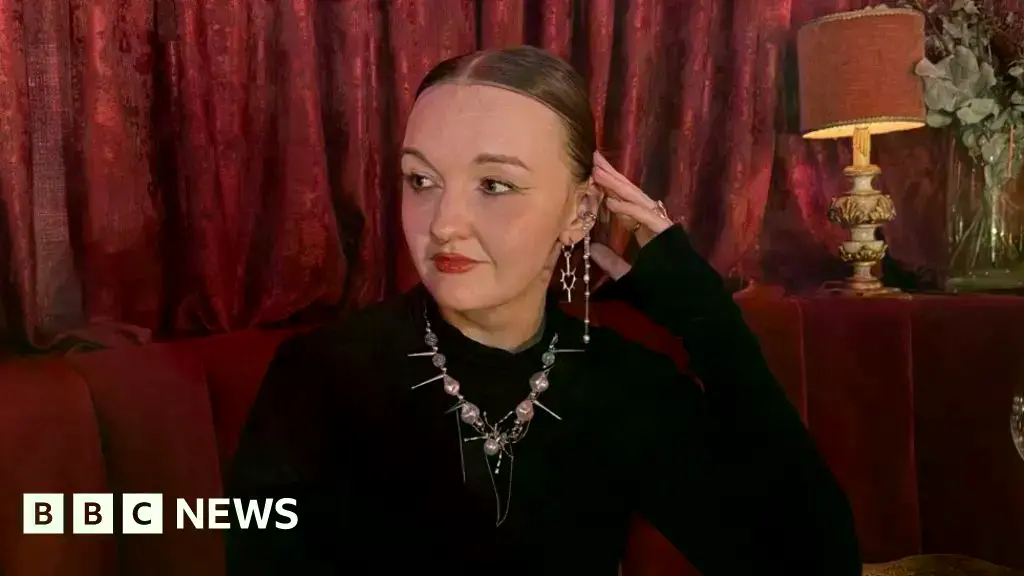 Mujer ucraniana usando una aplicación de citas en un bar de Kyiv.