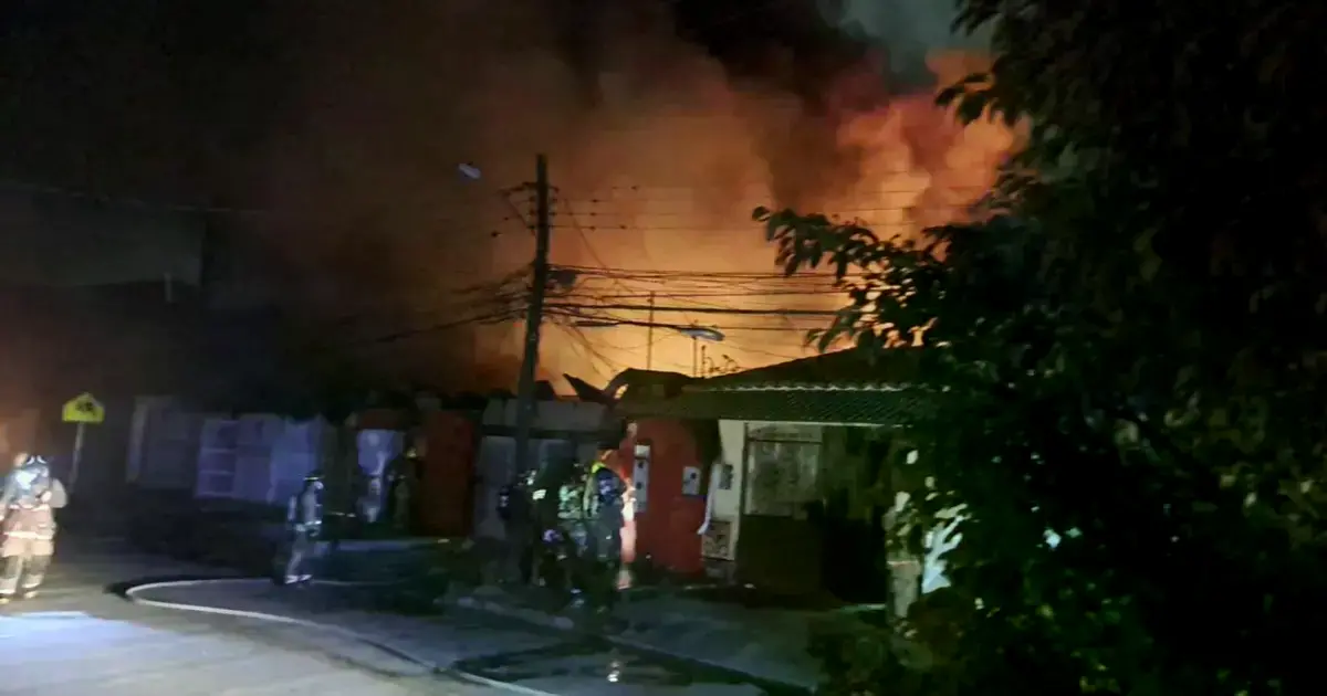 Incendio estructural consumió una vivienda usada como almacén en Santa Cruz.
