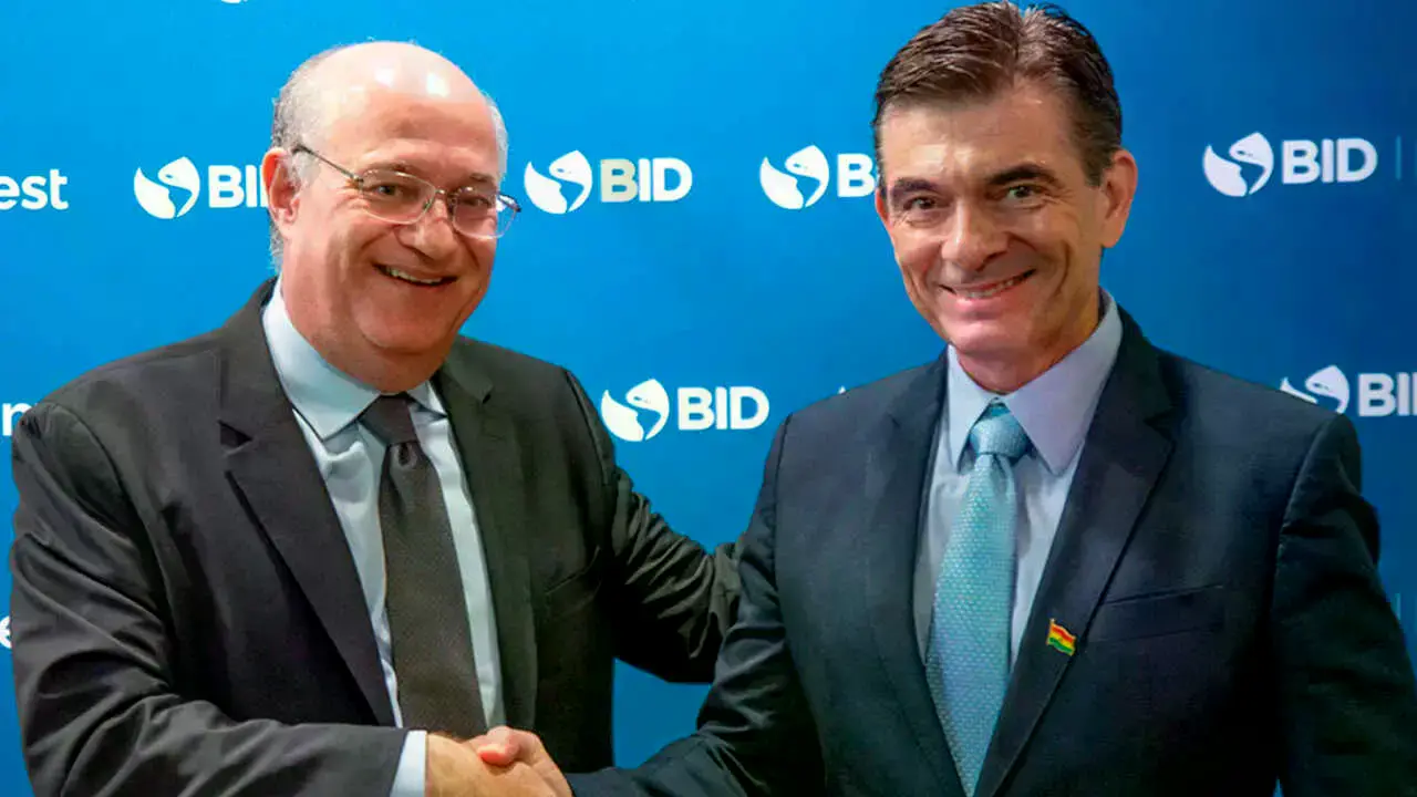El presidente del BID, Ilan Goldfajn, y el mandatario Rodrigo Paz.