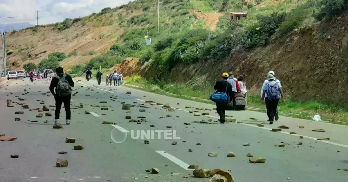Bloqueo en la carretera antigua a Santa Cruz, en Cochabamba.