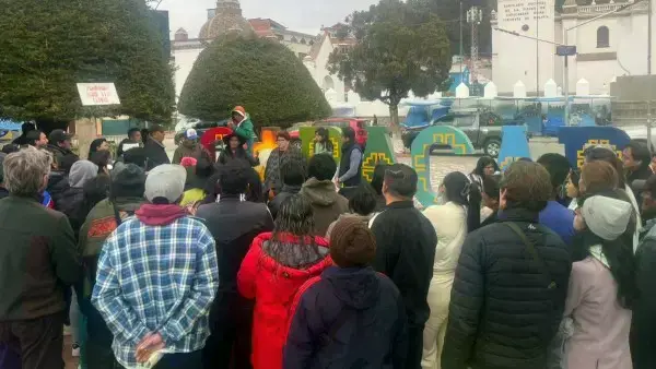 Turistas concentrados en la plaza de Copacabana.