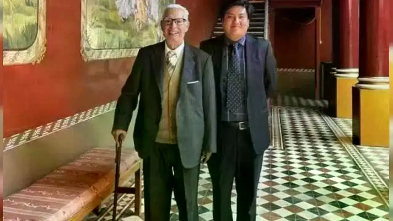 El maestro Atiliano Auza acompañado del músico Ernesto Flores.