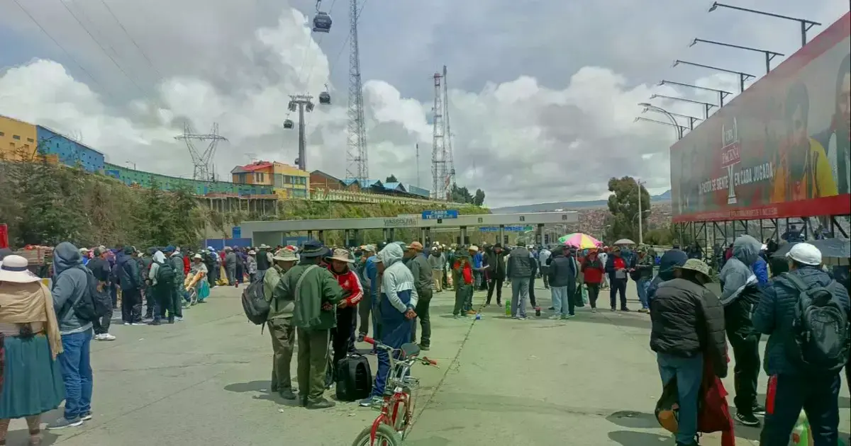Bloqueo en el peaje de la autopista que une El Alto y La Paz.