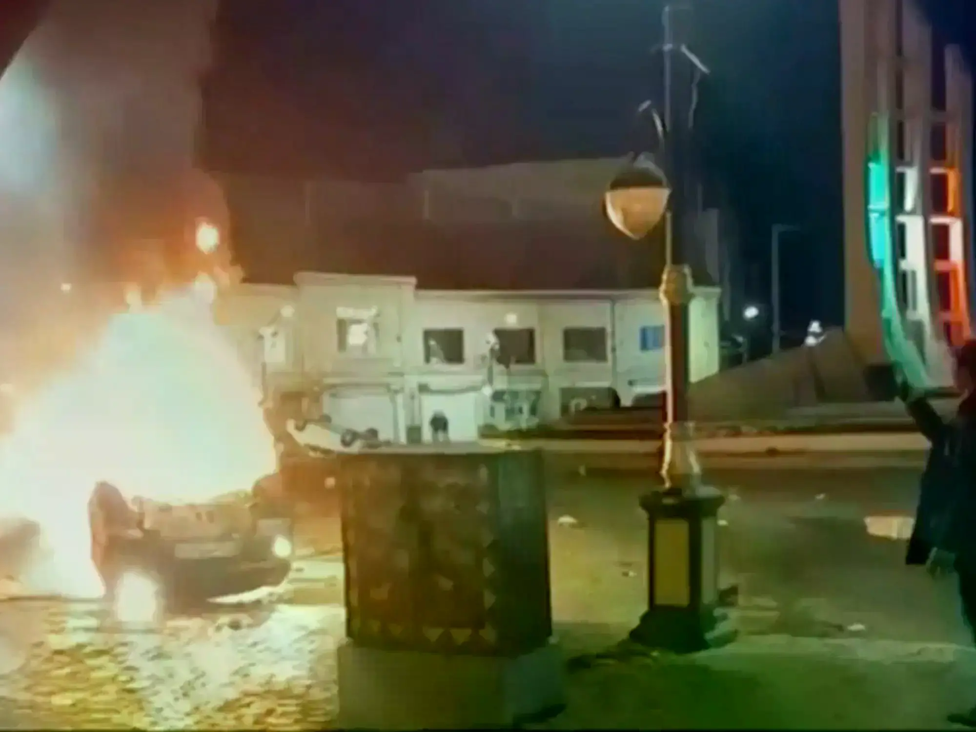 Un auto en llamas durante las protestas en la ciudad iraní de Zanjan.
