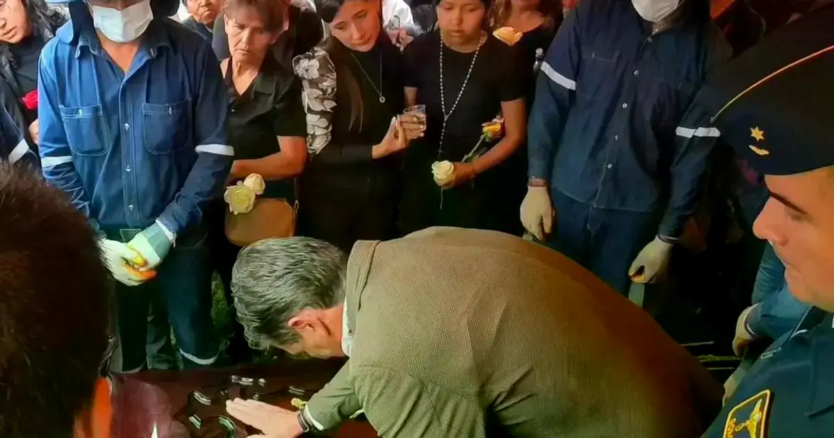 El presidente Rodrigo Paz durante el sepelio de Mauricio Aramayo.