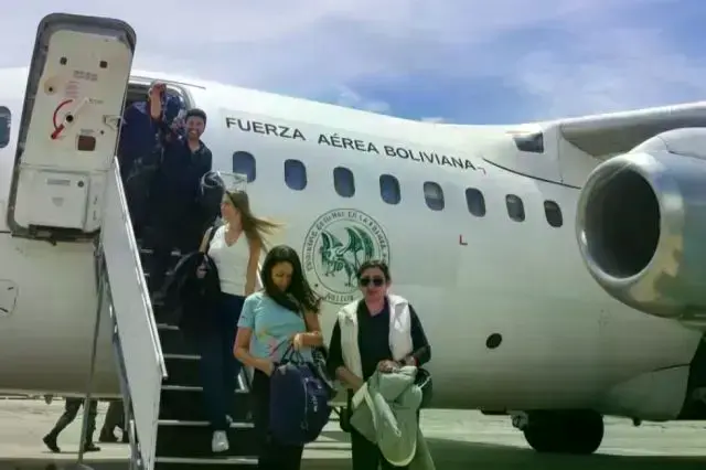 Los turistas rescatados en el aeropuerto de El Alto.