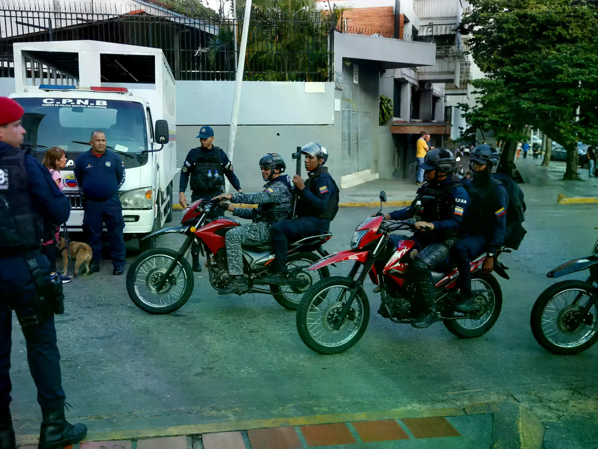 Un vehículo de la policía chavista patrulla cerca del centro de detención Helicoide en Caracas.