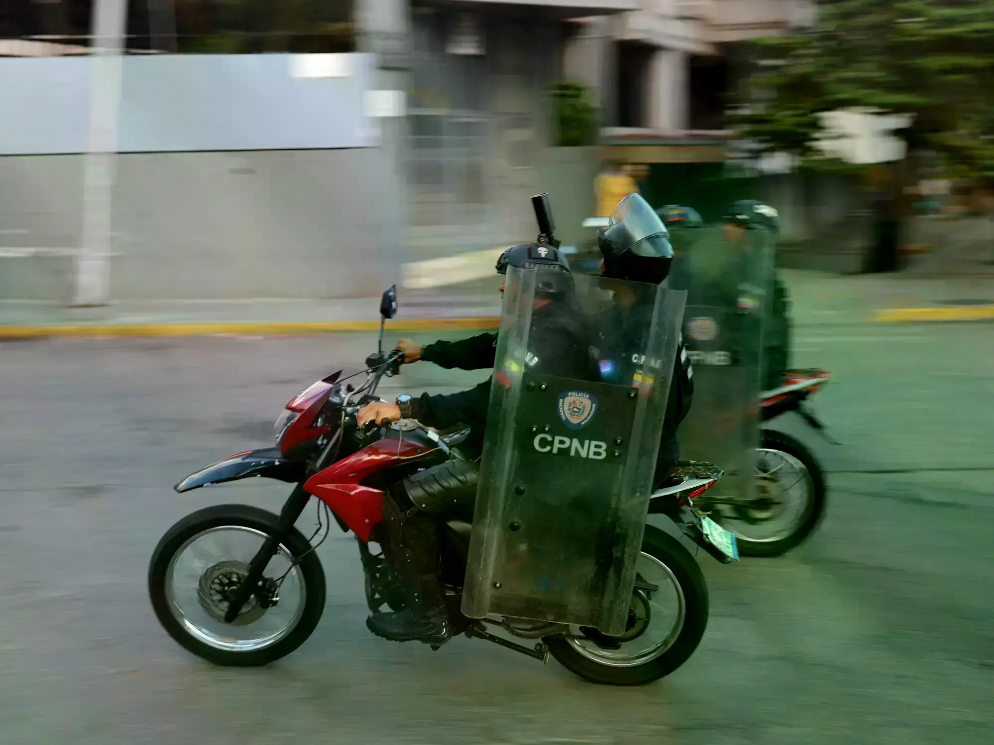 Miembros del Cuerpo de Policía Nacional Bolivariana (CPNB) custodian en los alrededores de El Helicoide, en Caracas.