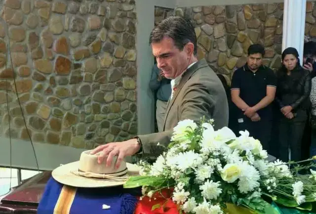 El presidente de Bolivia, Rodrigo Paz, en el sepelio de su colaborador Mauricio Aramayo.